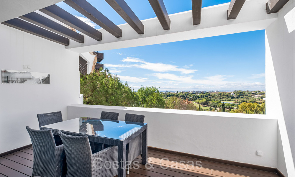 Ático moderno en primera línea de golf con hermosas vistas al golf y al mar en venta en un complejo de golf de 5* en Marbella - Benahavis 73695