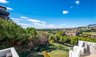 Ático moderno en primera línea de golf con hermosas vistas al golf y al mar en venta en un complejo de golf de 5* en Marbella - Benahavis 73696 