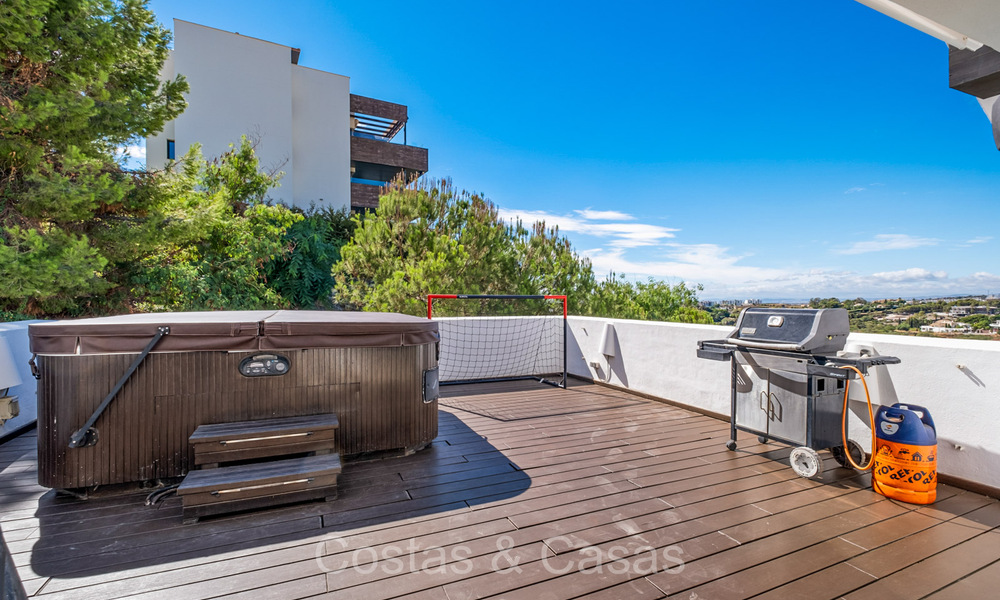 Ático moderno en primera línea de golf con hermosas vistas al golf y al mar en venta en un complejo de golf de 5* en Marbella - Benahavis 73697