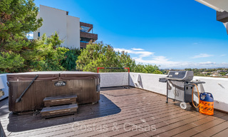 Ático moderno en primera línea de golf con hermosas vistas al golf y al mar en venta en un complejo de golf de 5* en Marbella - Benahavis 73697 