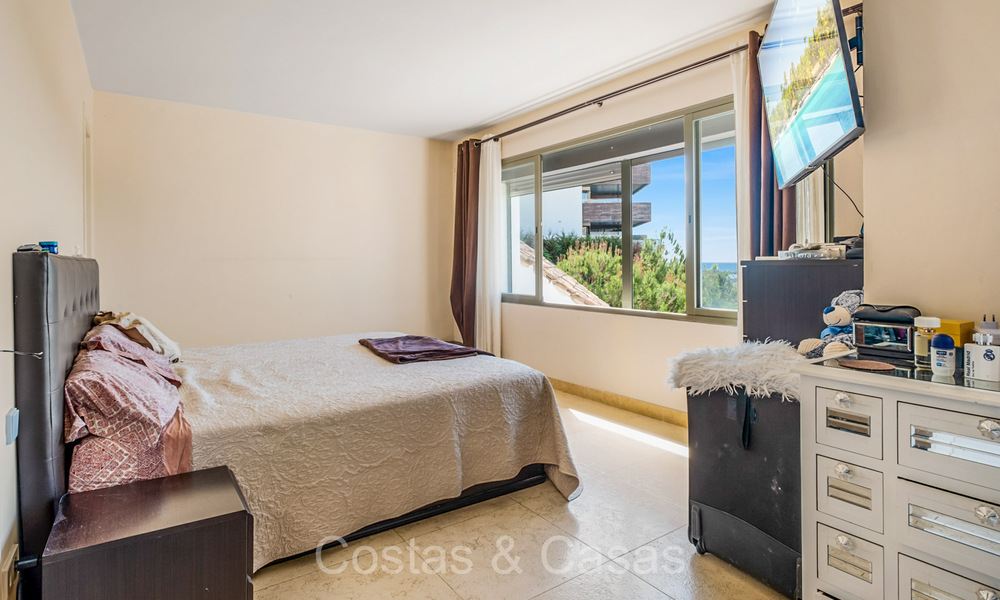 Ático moderno en primera línea de golf con hermosas vistas al golf y al mar en venta en un complejo de golf de 5* en Marbella - Benahavis 73699