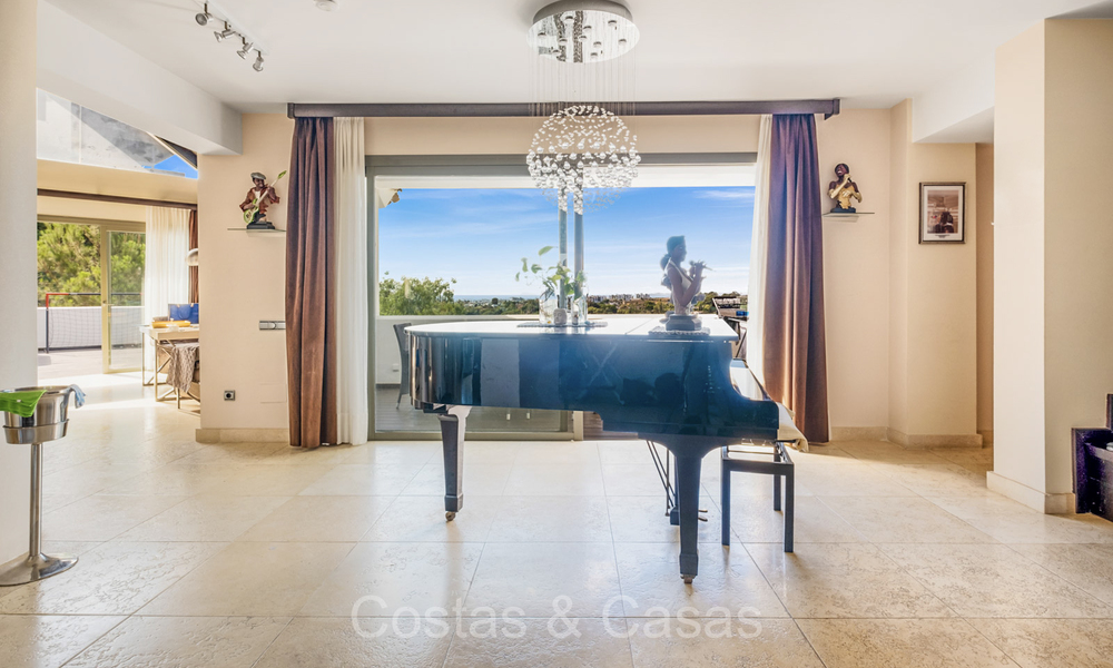 Ático moderno en primera línea de golf con hermosas vistas al golf y al mar en venta en un complejo de golf de 5* en Marbella - Benahavis 73961