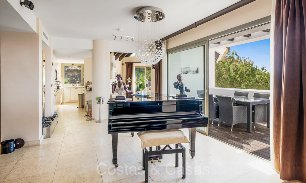 Ático moderno en primera línea de golf con hermosas vistas al golf y al mar en venta en un complejo de golf de 5* en Marbella - Benahavis 73962