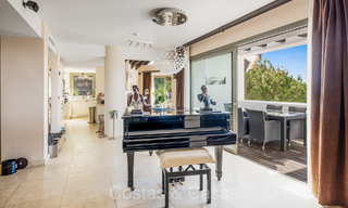 Ático moderno en primera línea de golf con hermosas vistas al golf y al mar en venta en un complejo de golf de 5* en Marbella - Benahavis 73962 