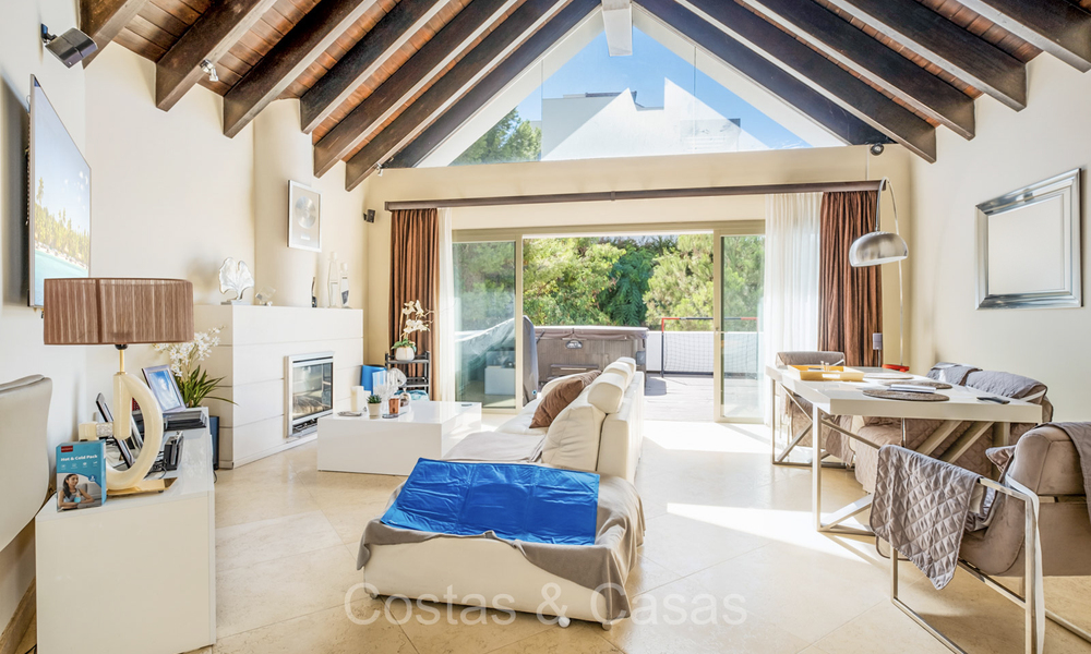 Ático moderno en primera línea de golf con hermosas vistas al golf y al mar en venta en un complejo de golf de 5* en Marbella - Benahavis 73965