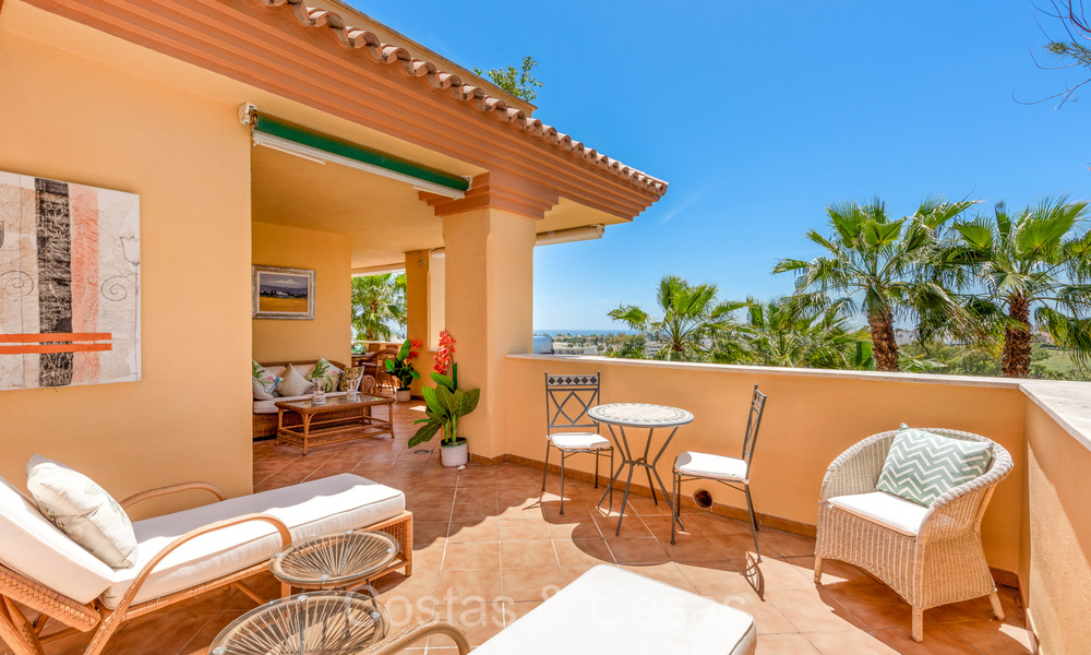 Apartamento de 3 dormitorios en venta a poca distancia de Puerto Banús y la playa en una urbanización cerrada en Nueva Andalucía, Marbella 73707