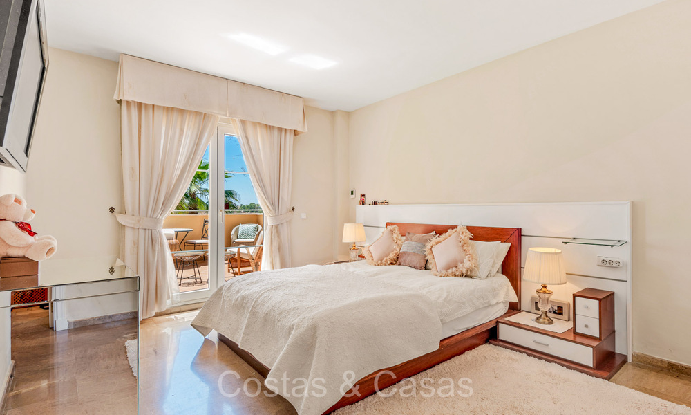 Apartamento de 3 dormitorios en venta a poca distancia de Puerto Banús y la playa en una urbanización cerrada en Nueva Andalucía, Marbella 73712