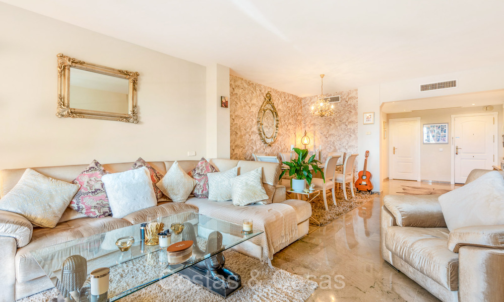 Apartamento de 3 dormitorios en venta a poca distancia de Puerto Banús y la playa en una urbanización cerrada en Nueva Andalucía, Marbella 73722