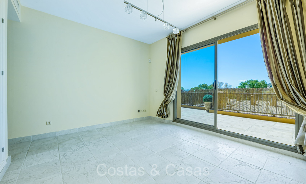 Precioso ático de esquina con magníficas vistas en venta en una urbanización cerrada de Benahavis - Marbella 73729