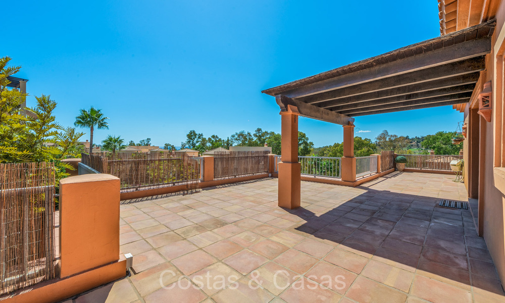 Precioso ático de esquina con magníficas vistas en venta en una urbanización cerrada de Benahavis - Marbella 73734