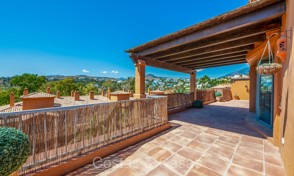 Precioso ático de esquina con magníficas vistas en venta en una urbanización cerrada de Benahavis - Marbella 73736