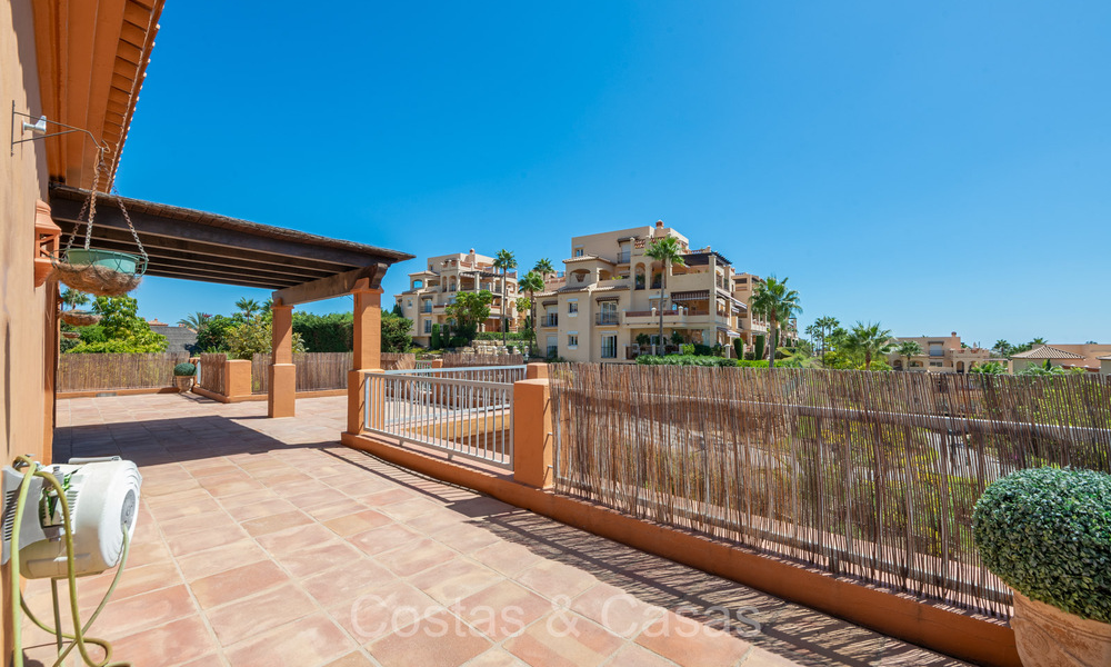 Precioso ático de esquina con magníficas vistas en venta en una urbanización cerrada de Benahavis - Marbella 73738