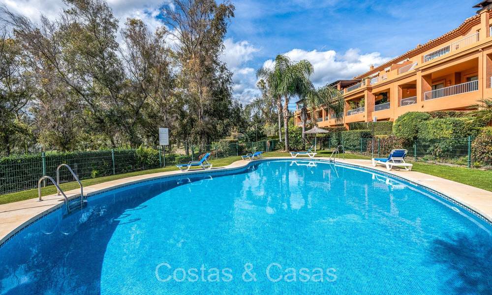 Precioso ático de esquina con magníficas vistas en venta en una urbanización cerrada de Benahavis - Marbella 73739