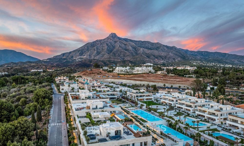 Listo para entrar a vivir, prestigioso apartamento dúplex en venta en un elegante complejo residencial estilo resort en la Milla de Oro de Marbella 73860