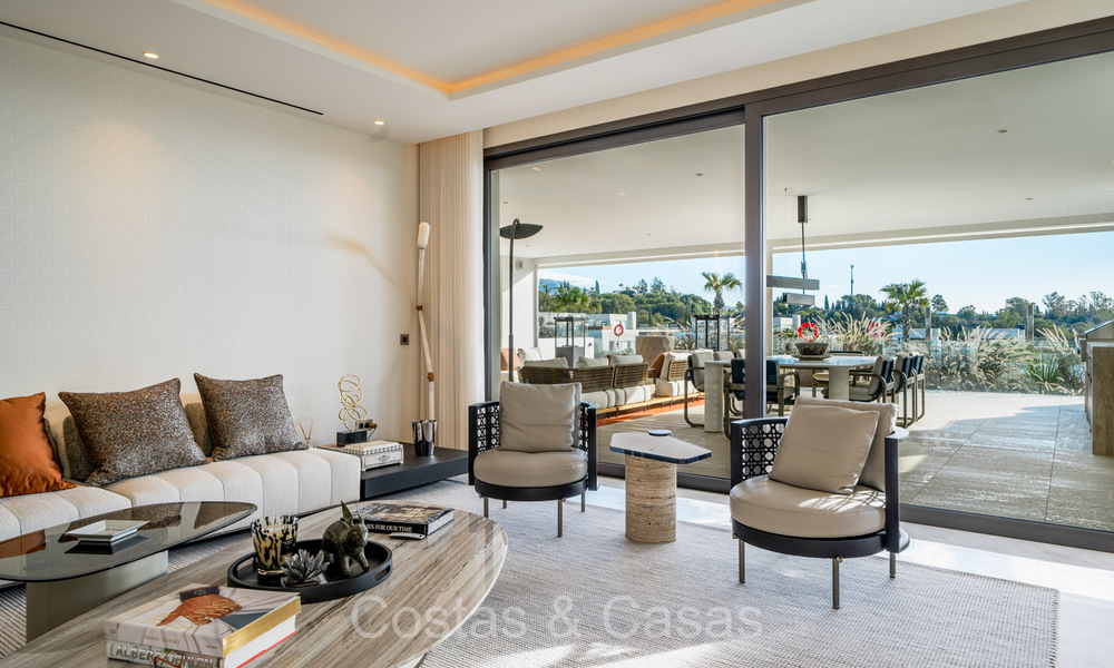 Listo para entrar a vivir, prestigioso apartamento dúplex en venta en un elegante complejo residencial estilo resort en la Milla de Oro de Marbella 73862