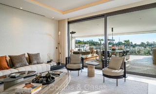 Listo para entrar a vivir, prestigioso apartamento dúplex en venta en un elegante complejo residencial estilo resort en la Milla de Oro de Marbella 73862 