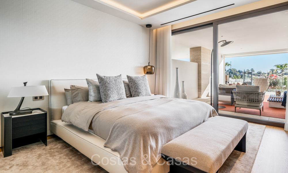 Listo para entrar a vivir, prestigioso apartamento dúplex en venta en un elegante complejo residencial estilo resort en la Milla de Oro de Marbella 73863