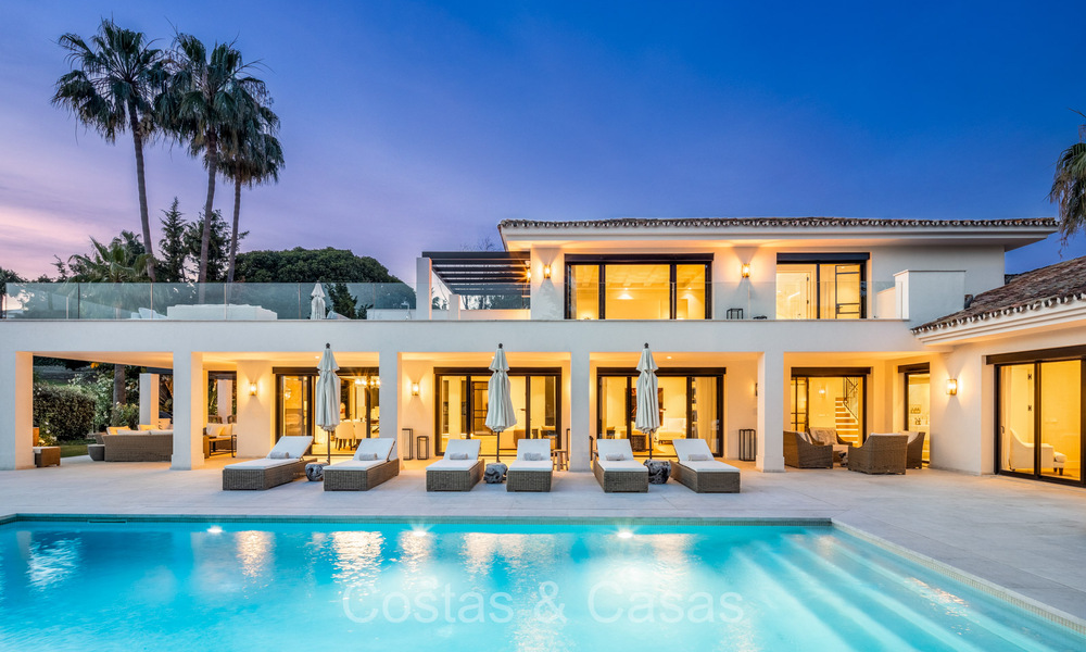 Villa mediterránea moderna lujosamente renovada en venta, primera línea de golf en Nueva Andalucía, Marbella 73871