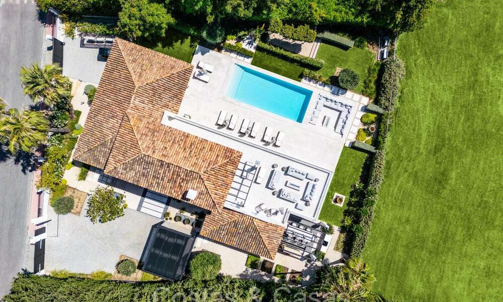 Villa mediterránea moderna lujosamente renovada en venta, primera línea de golf en Nueva Andalucía, Marbella 73873