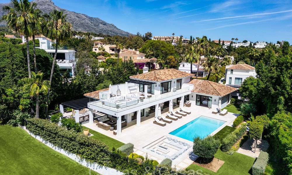 Villa mediterránea moderna lujosamente renovada en venta, primera línea de golf en Nueva Andalucía, Marbella 73874