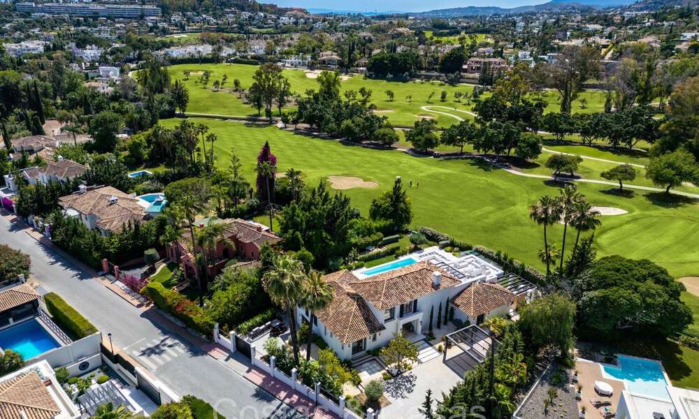 Villa mediterránea moderna lujosamente renovada en venta, primera línea de golf en Nueva Andalucía, Marbella 73875