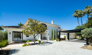 Villa mediterránea moderna lujosamente renovada en venta, primera línea de golf en Nueva Andalucía, Marbella 73878 