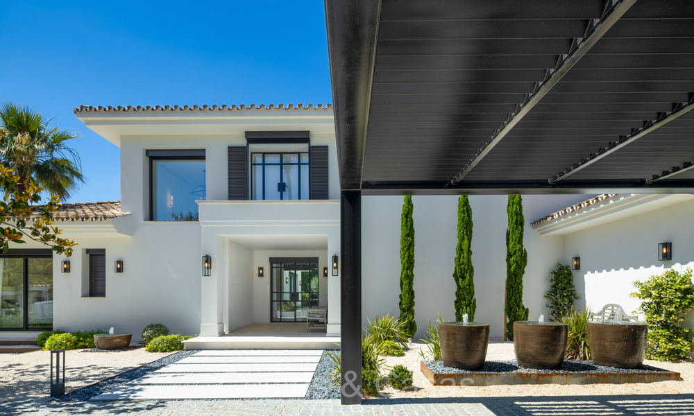 Villa mediterránea moderna lujosamente renovada en venta, primera línea de golf en Nueva Andalucía, Marbella 73879