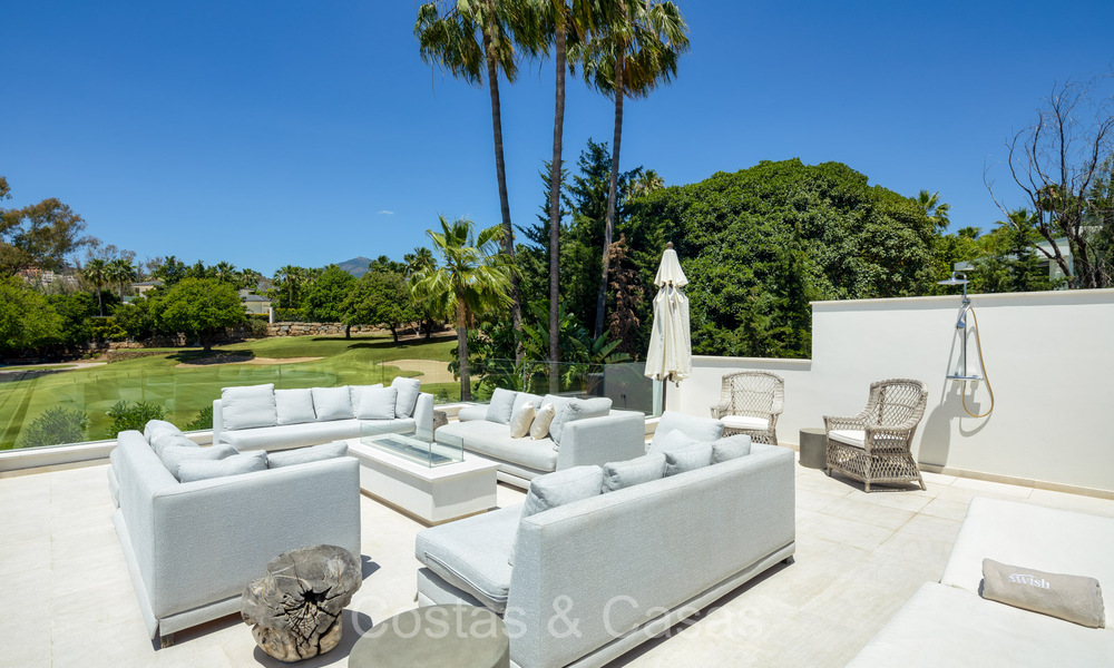 Villa mediterránea moderna lujosamente renovada en venta, primera línea de golf en Nueva Andalucía, Marbella 73892