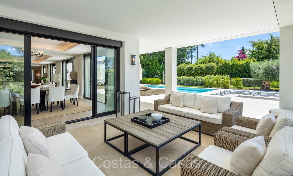 Villa mediterránea moderna lujosamente renovada en venta, primera línea de golf en Nueva Andalucía, Marbella 73899