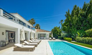 Villa mediterránea moderna lujosamente renovada en venta, primera línea de golf en Nueva Andalucía, Marbella 73900 