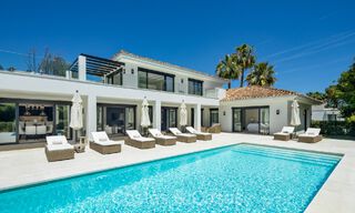 Villa mediterránea moderna lujosamente renovada en venta, primera línea de golf en Nueva Andalucía, Marbella 73901 