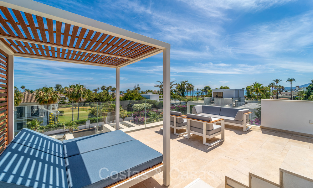 Elegante y moderna villa de lujo en venta a poca distancia de la playa en la Nueva Milla de Oro entre Marbella y Estepona 73940