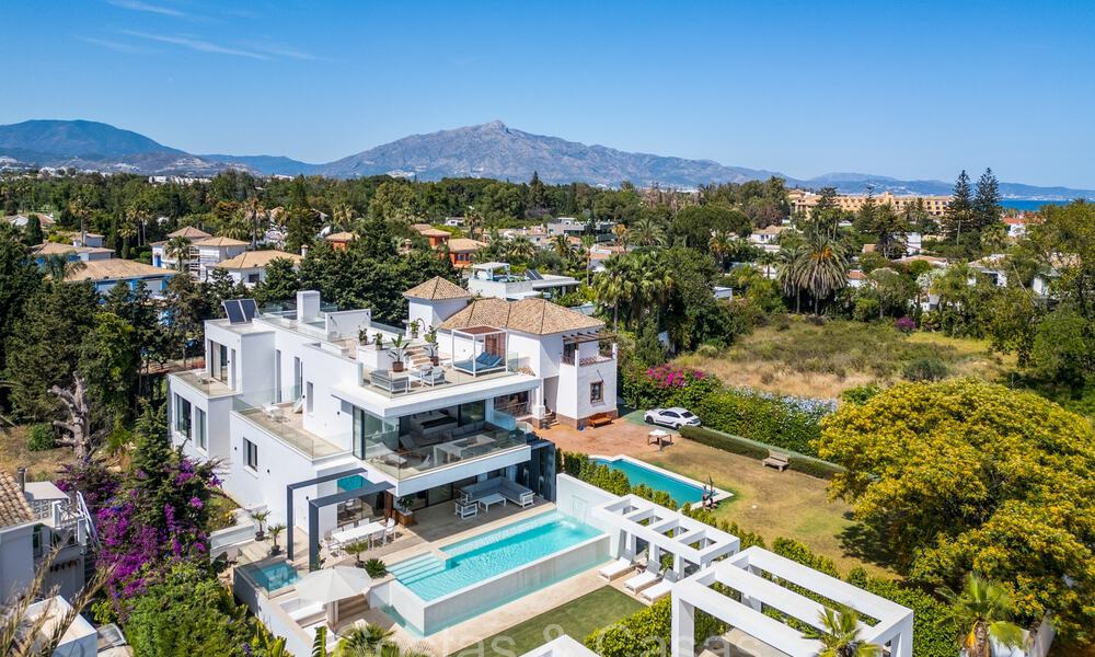 Elegante y moderna villa de lujo en venta a poca distancia de la playa en la Nueva Milla de Oro entre Marbella y Estepona 73941