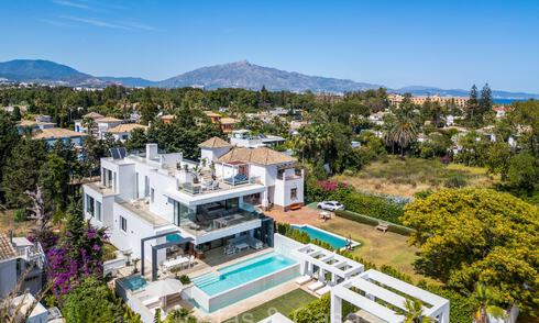 Elegante y moderna villa de lujo en venta a poca distancia de la playa en la Nueva Milla de Oro entre Marbella y Estepona 73941