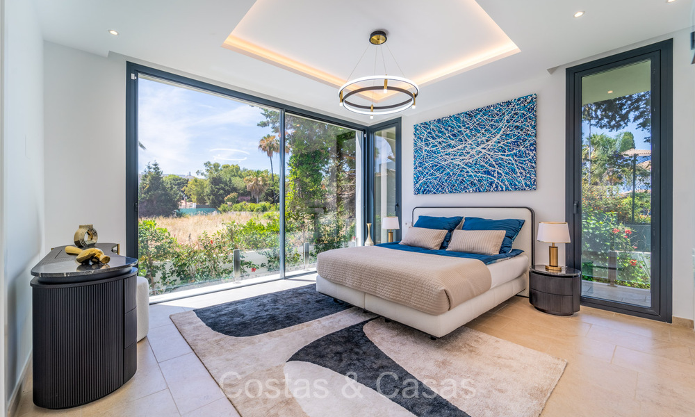 Elegante y moderna villa de lujo en venta a poca distancia de la playa en la Nueva Milla de Oro entre Marbella y Estepona 73944