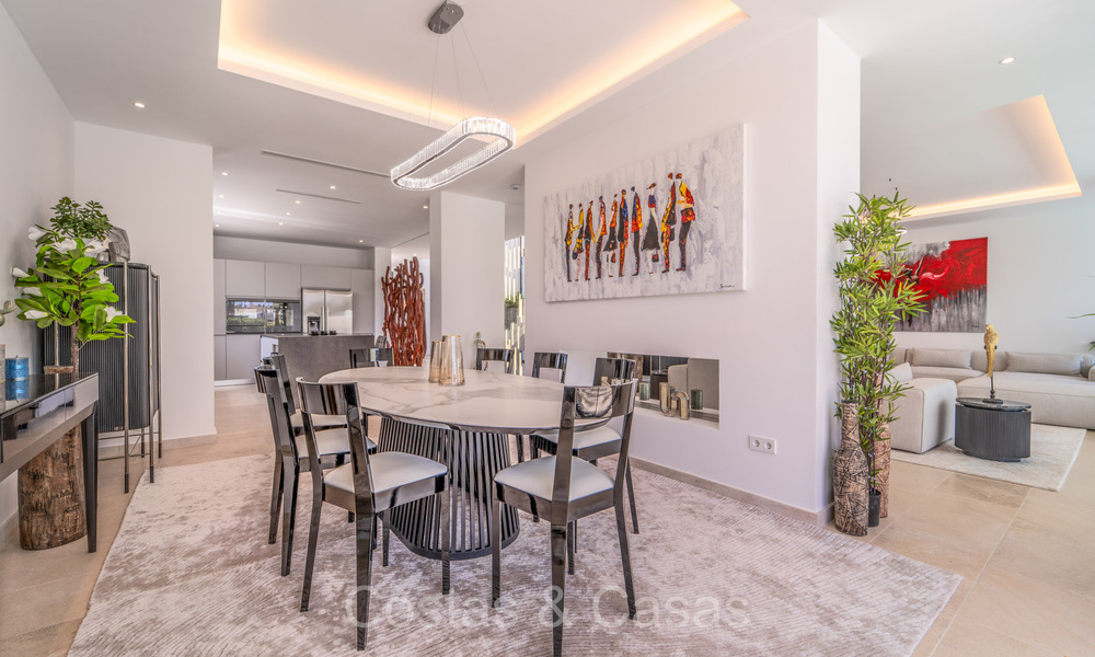 Elegante y moderna villa de lujo en venta a poca distancia de la playa en la Nueva Milla de Oro entre Marbella y Estepona 73946