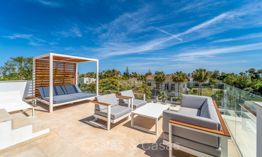 Elegante y moderna villa de lujo en venta a poca distancia de la playa en la Nueva Milla de Oro entre Marbella y Estepona 73949