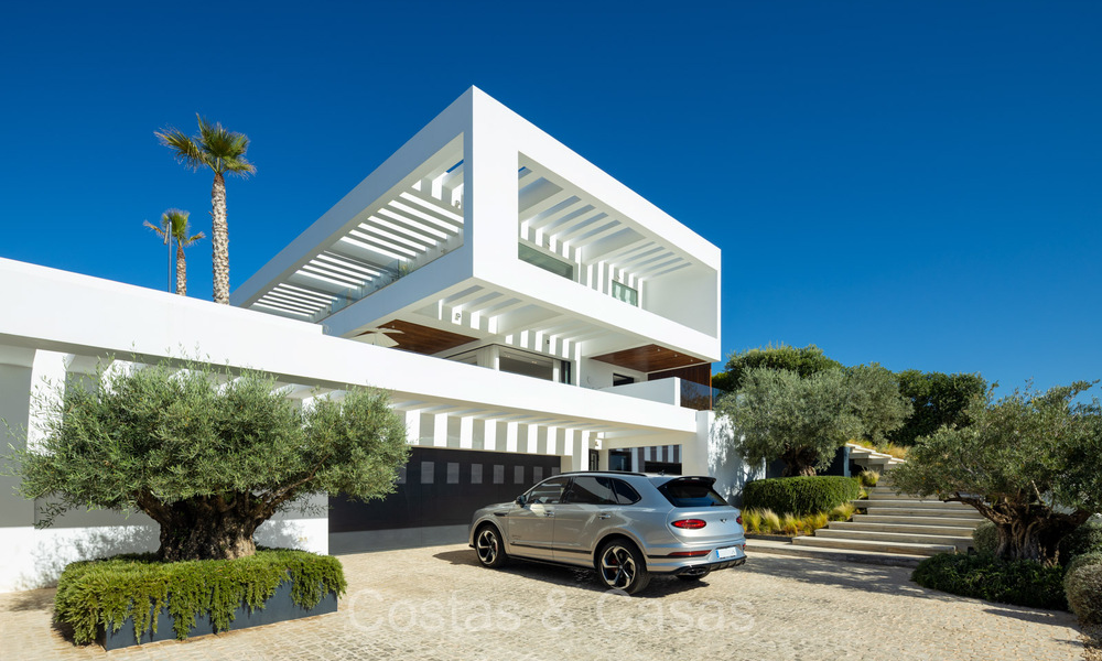 Majestuosa villa de diseño con arquitectura de vanguardia en venta en La Quinta, Benahavis - Marbella 73998