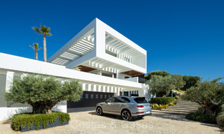 Majestuosa villa de diseño con arquitectura de vanguardia en venta en La Quinta, Benahavis - Marbella 73998 