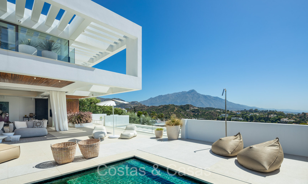 Majestuosa villa de diseño con arquitectura de vanguardia en venta en La Quinta, Benahavis - Marbella 74008