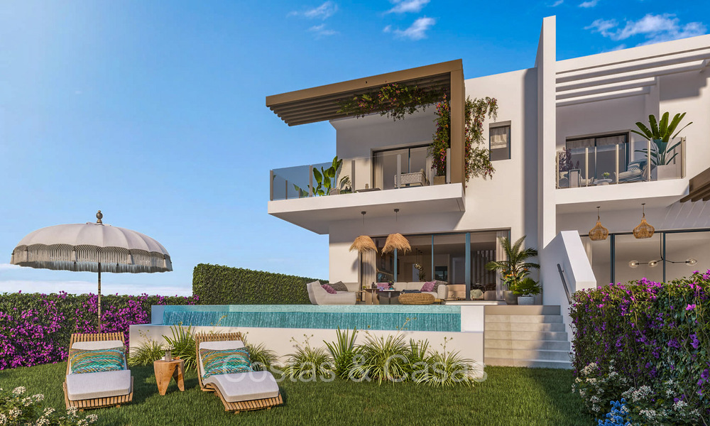 ¡Reventa! Propiedad de obra nueva en venta con vistas al golf y al mar, a un paso del Club de Golf en Mijas Costa, Costa del Sol 74016