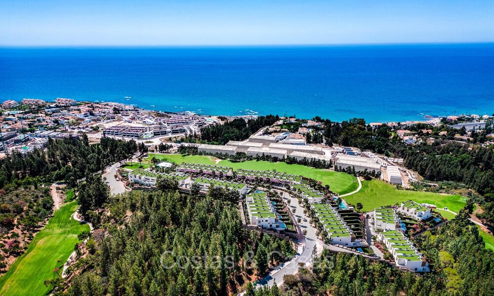 ¡Reventa! Propiedad de obra nueva en venta con vistas al golf y al mar, a un paso del Club de Golf en Mijas Costa, Costa del Sol 74024