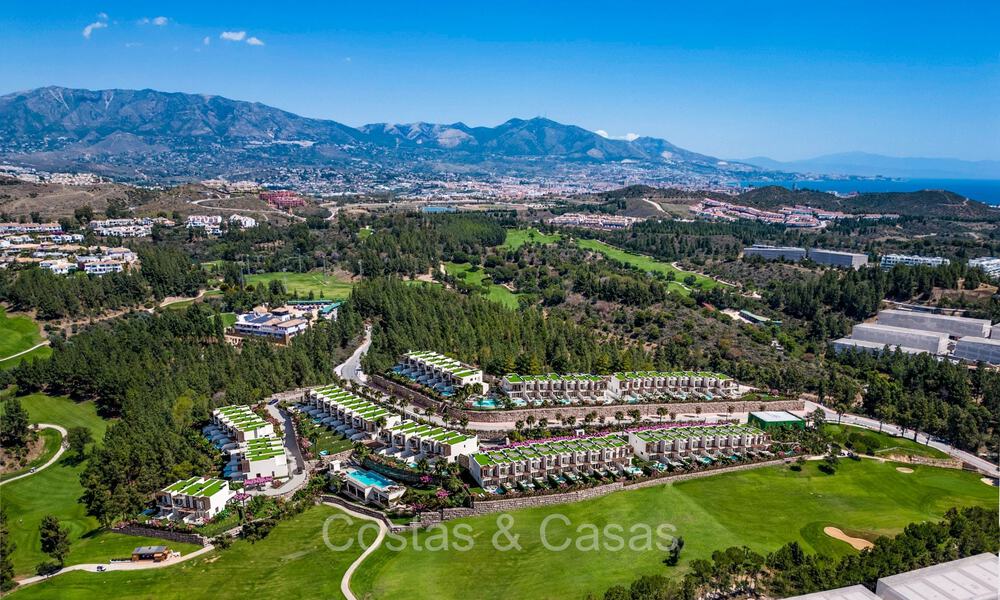 ¡Reventa! Propiedad de obra nueva en venta con vistas al golf y al mar, a un paso del Club de Golf en Mijas Costa, Costa del Sol 74025