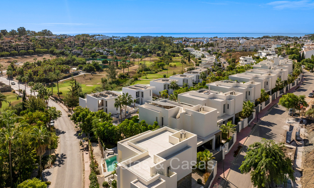 Lista para entrar a vivir, villa en venta a poca distancia de una casa club de golf en la Nueva Milla de Oro, Marbella - Estepona 74030