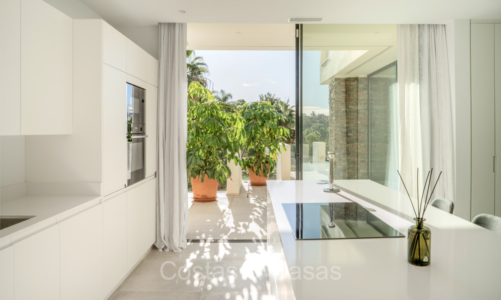 Lista para entrar a vivir, villa en venta a poca distancia de una casa club de golf en la Nueva Milla de Oro, Marbella - Estepona 74033