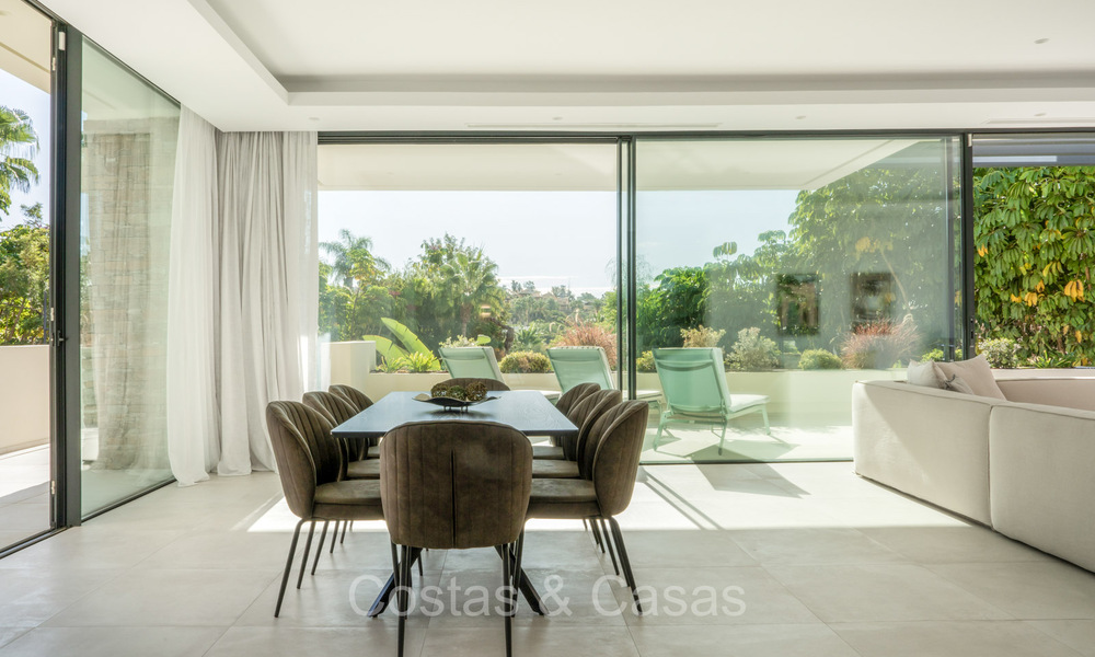 Lista para entrar a vivir, villa en venta a poca distancia de una casa club de golf en la Nueva Milla de Oro, Marbella - Estepona 74035