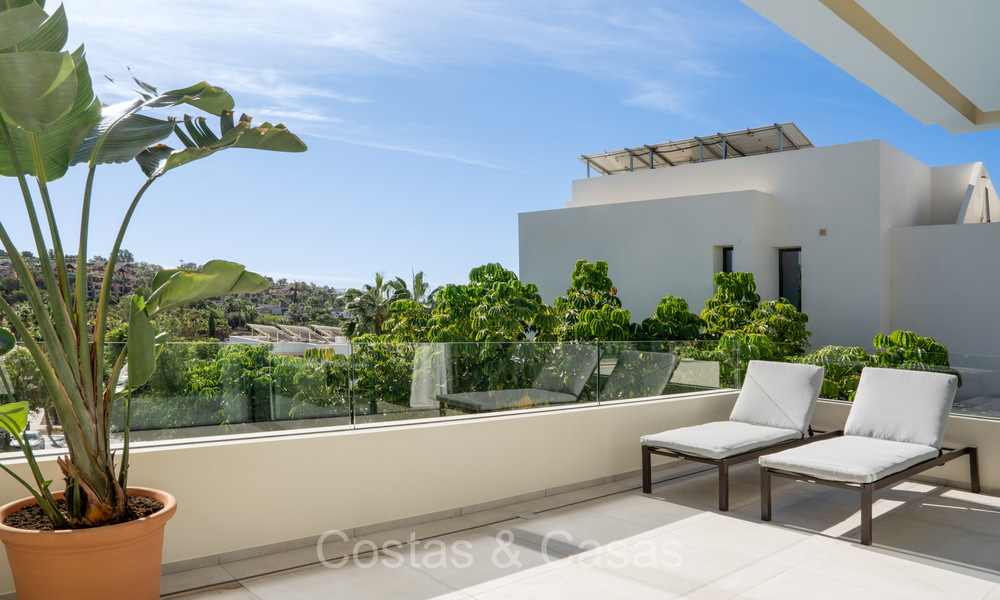 Lista para entrar a vivir, villa en venta a poca distancia de una casa club de golf en la Nueva Milla de Oro, Marbella - Estepona 74048