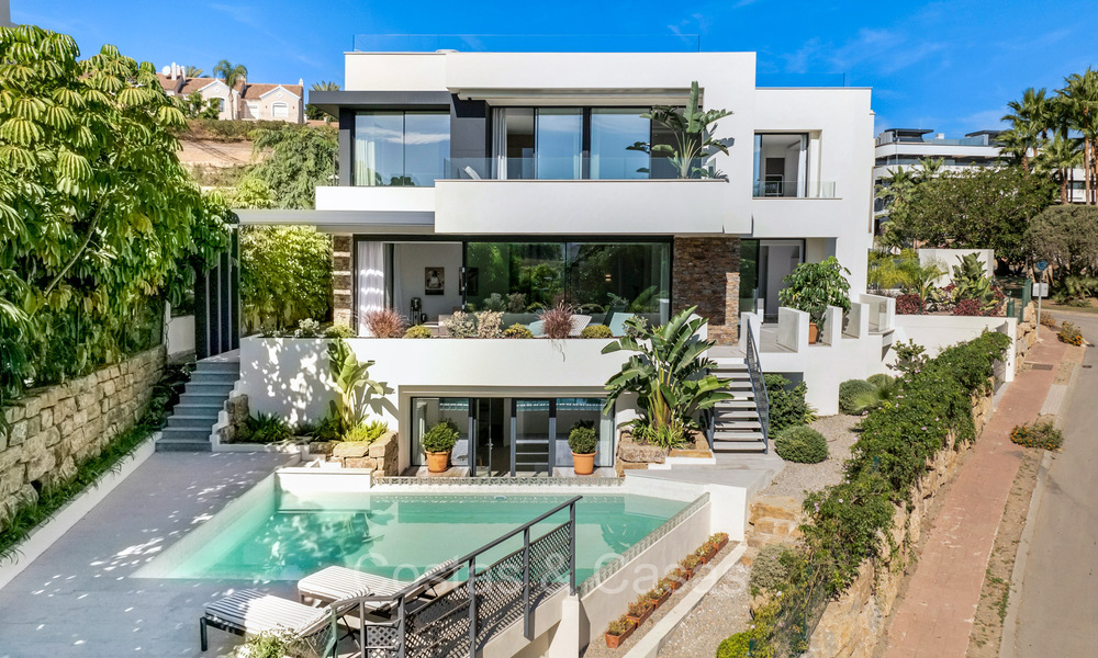 Lista para entrar a vivir, villa en venta a poca distancia de una casa club de golf en la Nueva Milla de Oro, Marbella - Estepona 74067