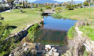 Lista para entrar a vivir, villa en venta a poca distancia de una casa club de golf en la Nueva Milla de Oro, Marbella - Estepona 74069 