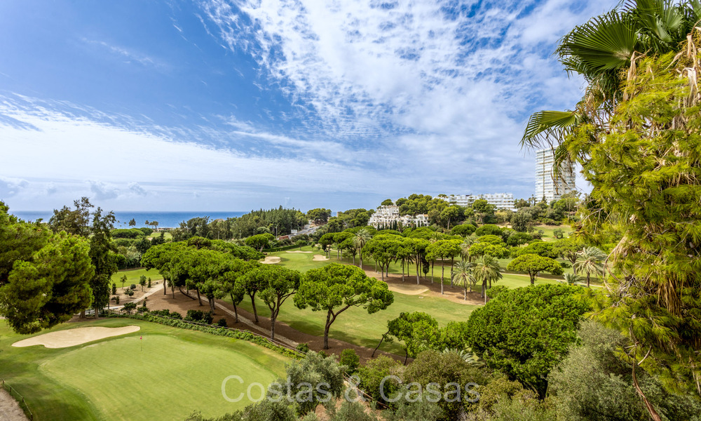 Amplio apartamento con espectaculares vistas al golf y al mar, a poca distancia de la playa en Marbella Este 74090